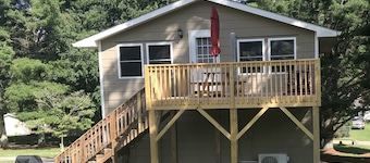 Sleeps 6 - Mountain Views! Enjoy watching Alpacas & Mini Horses from your deck!