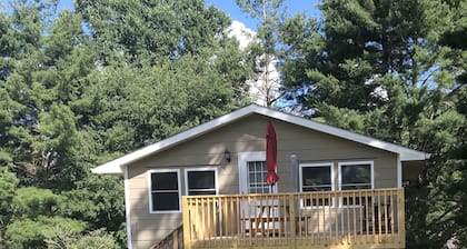 Sleeps 6 - Mountain Views! Enjoy watching Alpacas & Mini Horses from your deck!