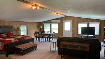 Una Smart TV, libros, una pantalla de ordenador