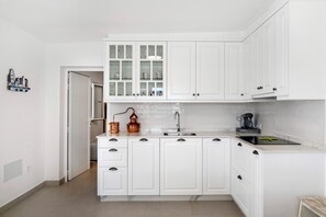 Een koelkast, een magnetron, een oven, een kookplaat