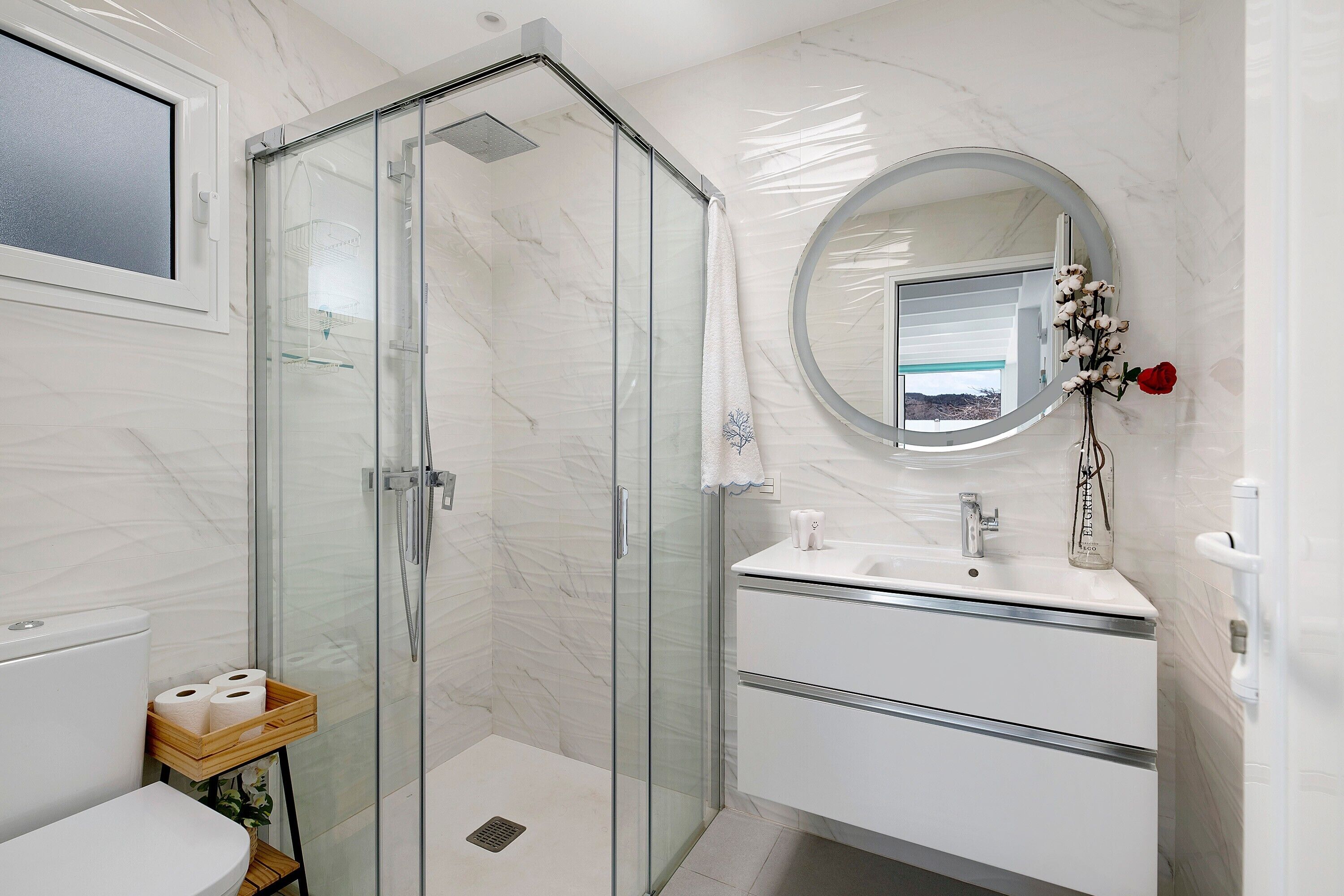 Shower, hair dryer, towels