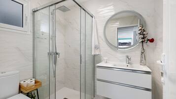 Shower, hair dryer, towels