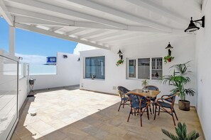 Outdoor dining - Vacation Home 'El Pasero' with Mountain View, Private Terrace and Wi-Fi (El Golfo)