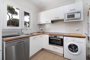 Fridge, microwave, oven, stovetop - Holiday Home 'La Pinaleta' with Private Pool, Thermal Cover, Private Terrace & Wi-Fi (Chiclana de la Frontera)