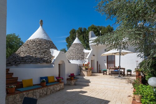 Villa 'Trulletti Gioia' with Private Pool, Wi-Fi and Air Conditioning