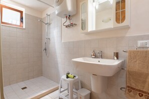 Douche, sèche-cheveux, serviettes fournies