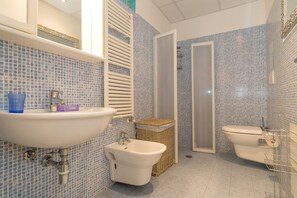 Dusche, kostenlose Toilettenartikel, Haartrockner, Handtücher