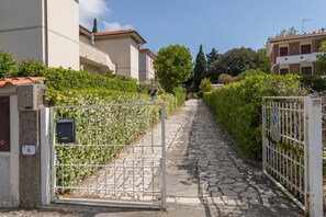 Property grounds - Holiday Home 'Castiglioncello Mare Apartment' with Private Terrace, Wi-Fi and Air Conditioning (Rosignano Solvay-Castiglioncello)