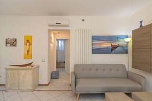 TV - Holiday Home 'Castiglioncello Mare Apartment' with Private Terrace, Wi-Fi and Air Conditioning (Rosignano Solvay-Castiglioncello)