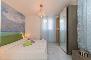 3 quartos, escrivaninha, ferros/tábuas de passar roupa