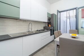 Geladeira, micro-ondas, fogão, cooktop