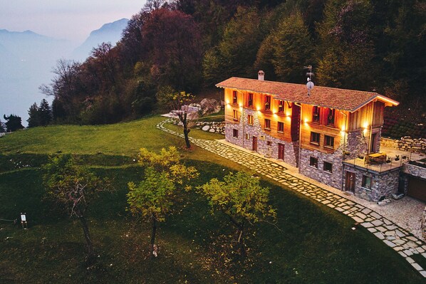 Exterior - Luxury Chalet Apartment 'Baita Treeb Tivano' with Lake View, Shared Garden and Wi-Fi (Bellagio)
