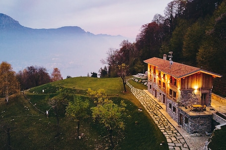 Exterior. Apartment in Luxury Chalet “Baita Treeb Tivano” with Lake View & Garden – Bellagio (Civenna)