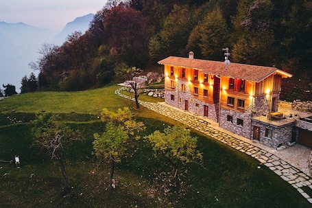 Esterni. Appartamento in Chalet di Lusso “Baita Treeb Breva” con Vista Lago e Wi-Fi - Civenna (Bellagio)