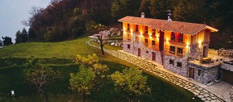 Luxury Chalet 'Bellagio Baita Treeb' with Lake View and Pool