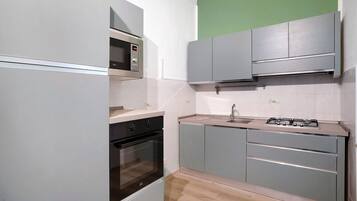 Een koelkast, een microgolfoven, een oven, een kookplaat