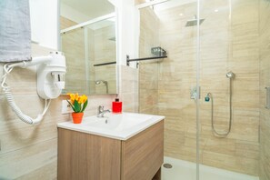 Shower, hair dryer, towels