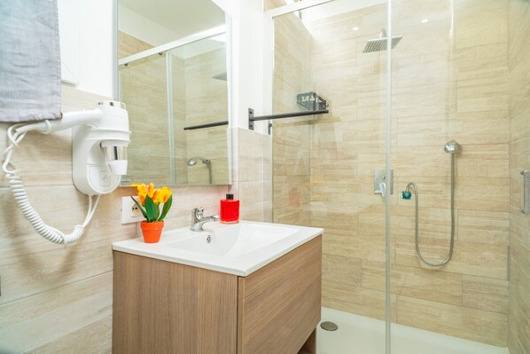 Dusche, Haartrockner, Handtücher