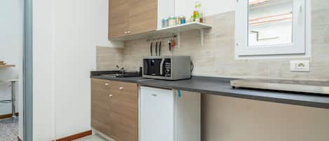 Frigorifero, microonde, forno, piano cottura