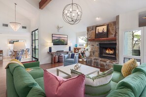 Smart TV, libros, biblioteca musical y videoteca 