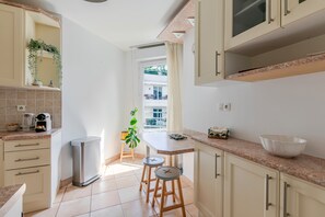 Kjøleskap, mikrobølgeovn, ovn og kokeplater