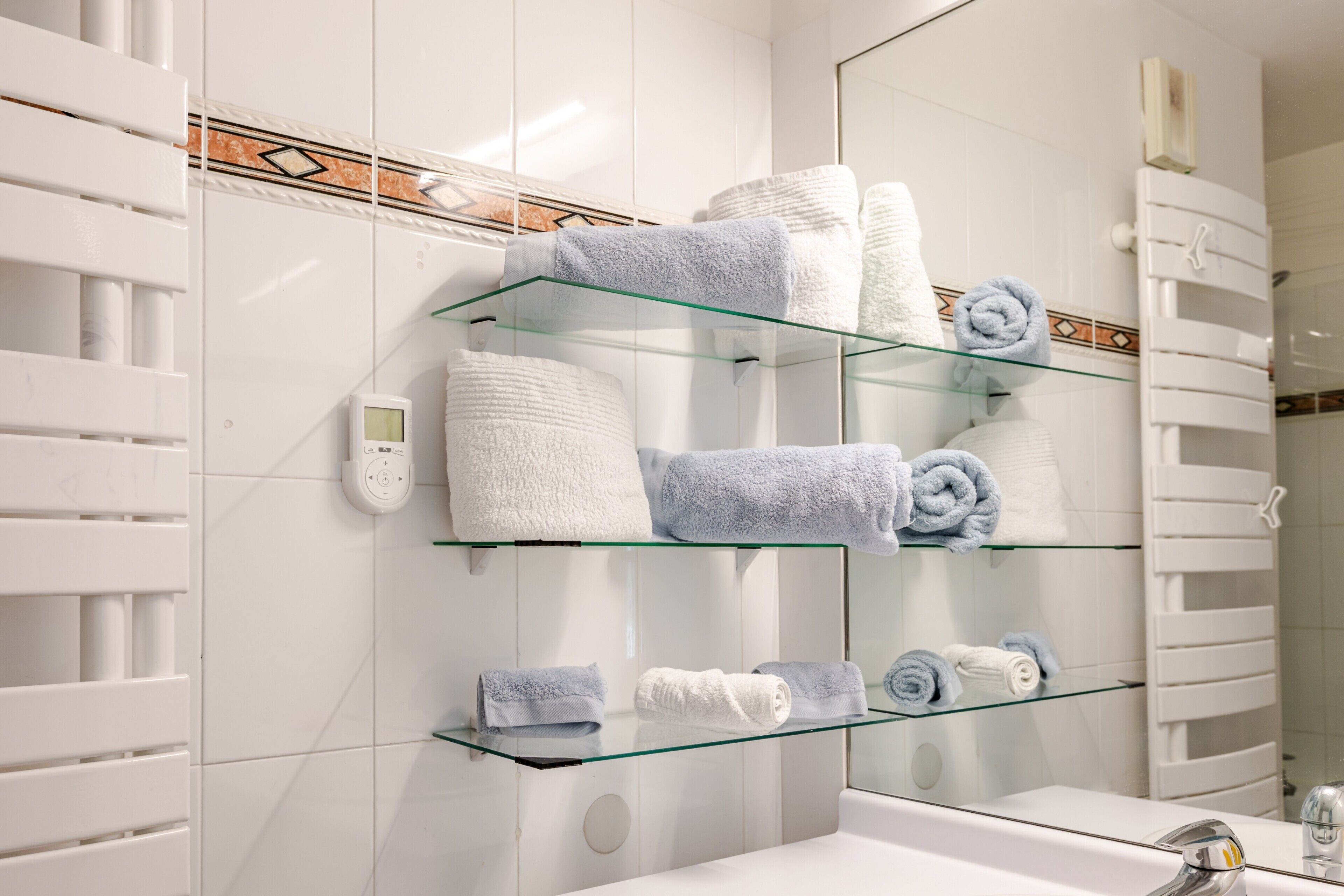 Chuveiro, secador de cabelo, toalhas de banho 