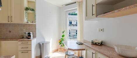 Een koelkast, een magnetron, een oven, een kookplaat