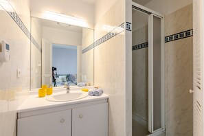 Shower, hair dryer, towels