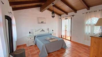 3 slaapkamers, een strijkplank/strijkijzer, gratis wifi, beddengoed