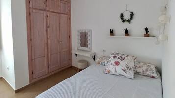 3 bedrooms, iron/ironing board, free WiFi, bed sheets