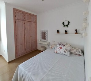 3 bedrooms, iron/ironing board, free WiFi, bed sheets