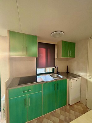 Kylskåp, mikrovågsugn, spishäll och kaffe- och tebryggare