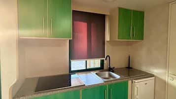 Een koelkast, een magnetron, een kookplaat