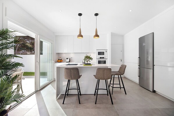 Kühlschrank, Mikrowelle, Ofen, Herdplatte