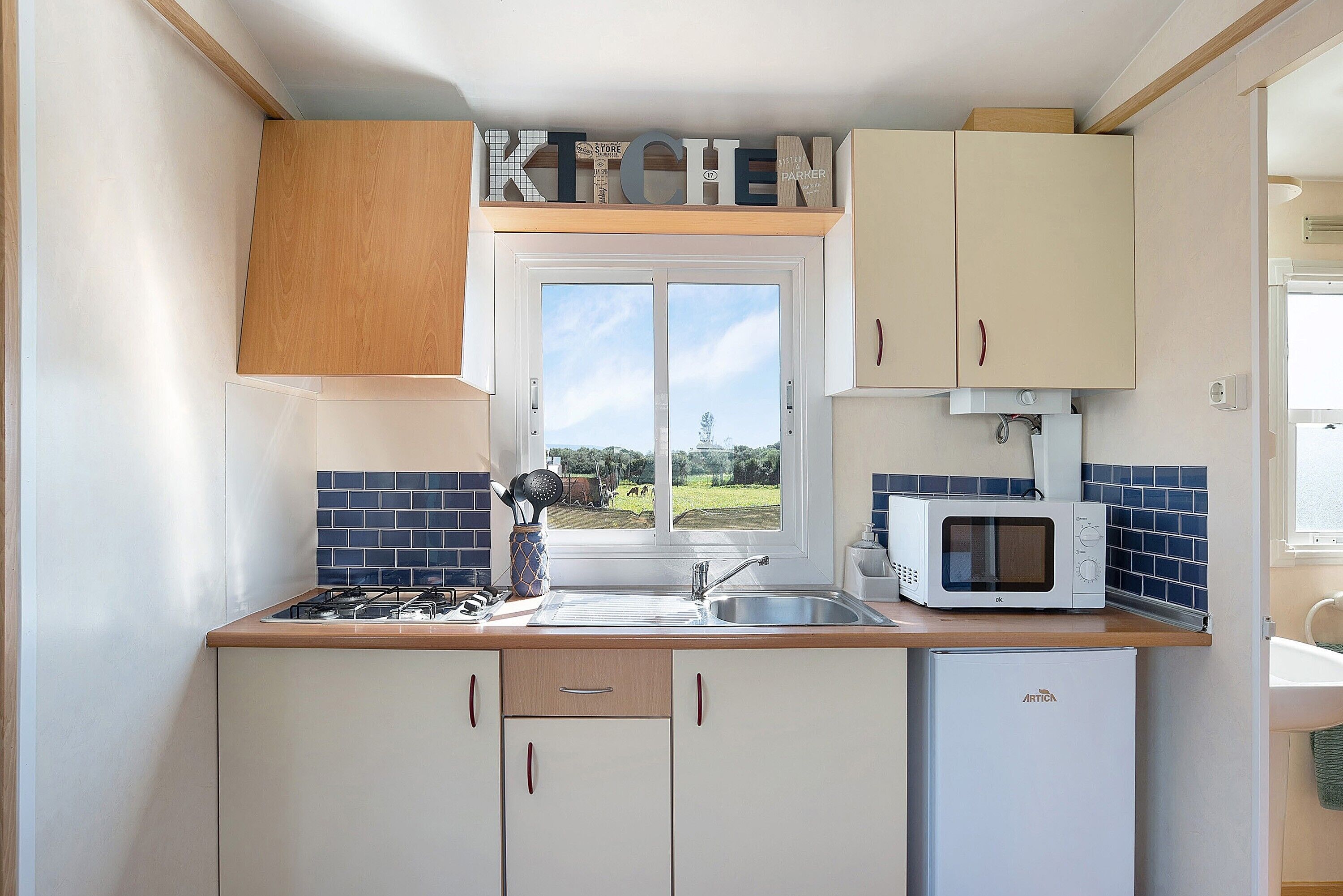 Kylskåp, mikrovågsugn, spishäll och kaffe- och tebryggare