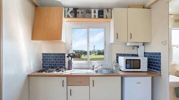 Kylskåp, mikrovågsugn, spishäll och kaffe- och tebryggare