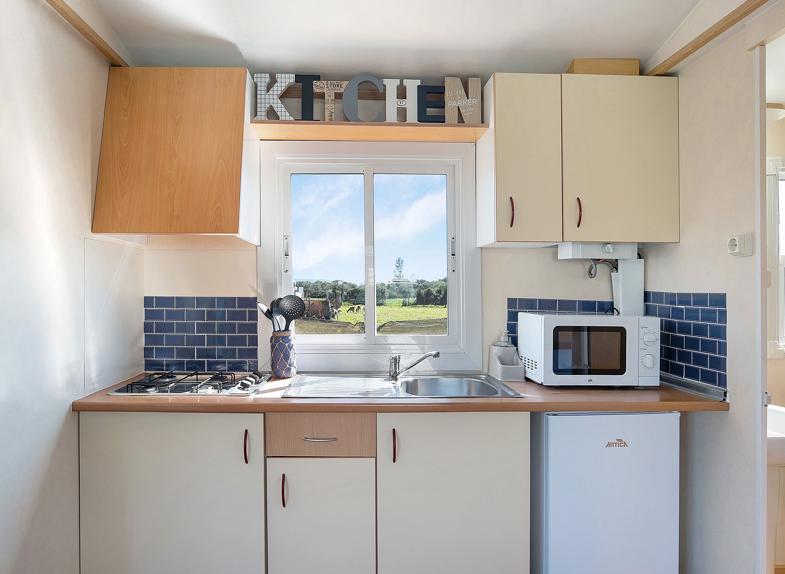 Refrigerador, microondas, placa de cocina, cafetera/tetera