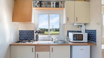 Refrigerador, microondas, placa de cocina, cafetera/tetera