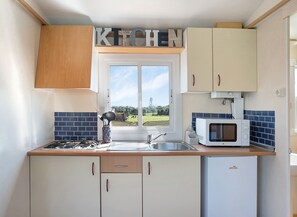 Fridge, microwave, stovetop, coffee/tea maker - Mobile Home 'Natural Casita Palmar' with Private Terrace, Wi-Fi and Air Conditioning (El Palmar de Vejer)