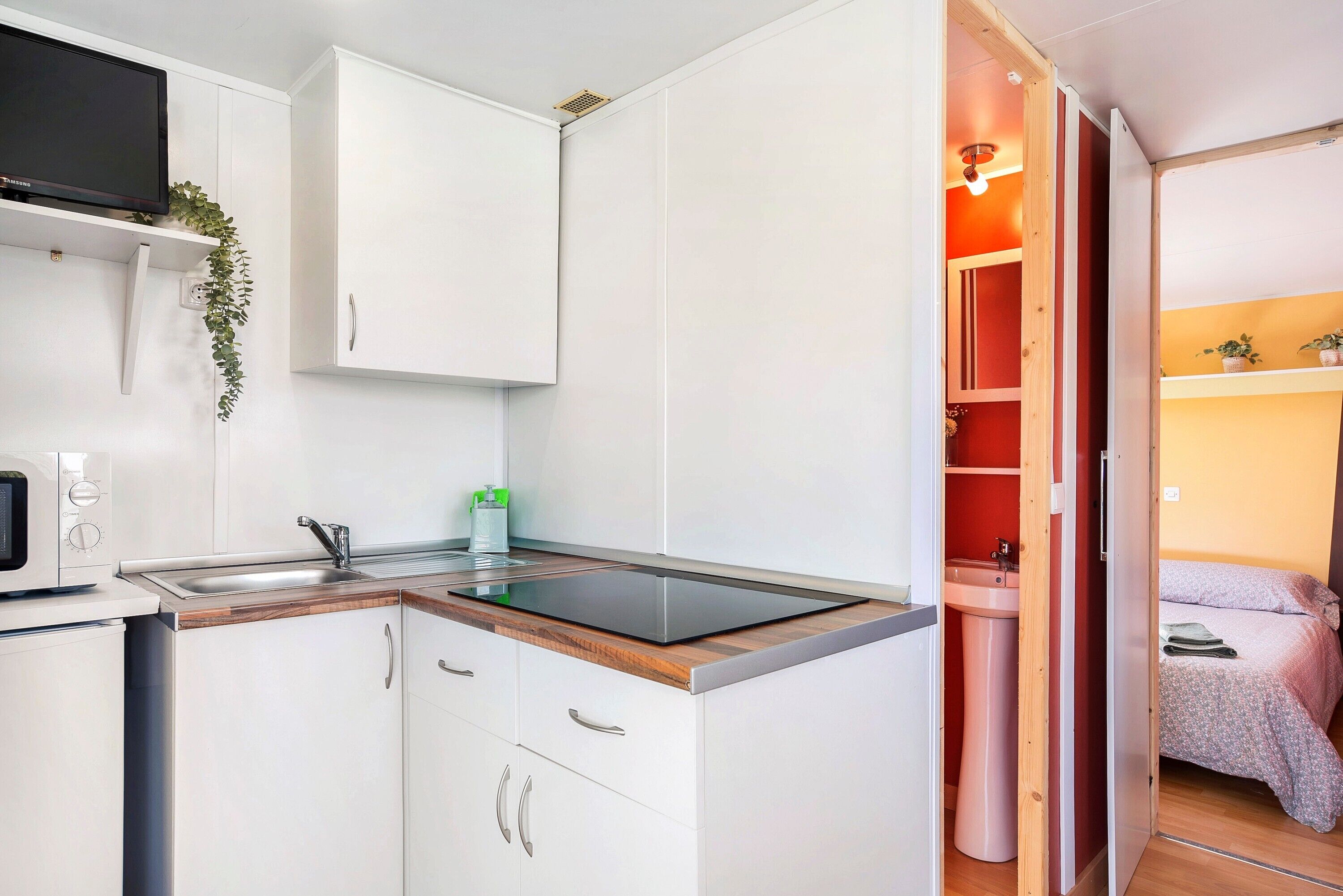 Kylskåp, mikrovågsugn, spishäll och kaffe- och tebryggare