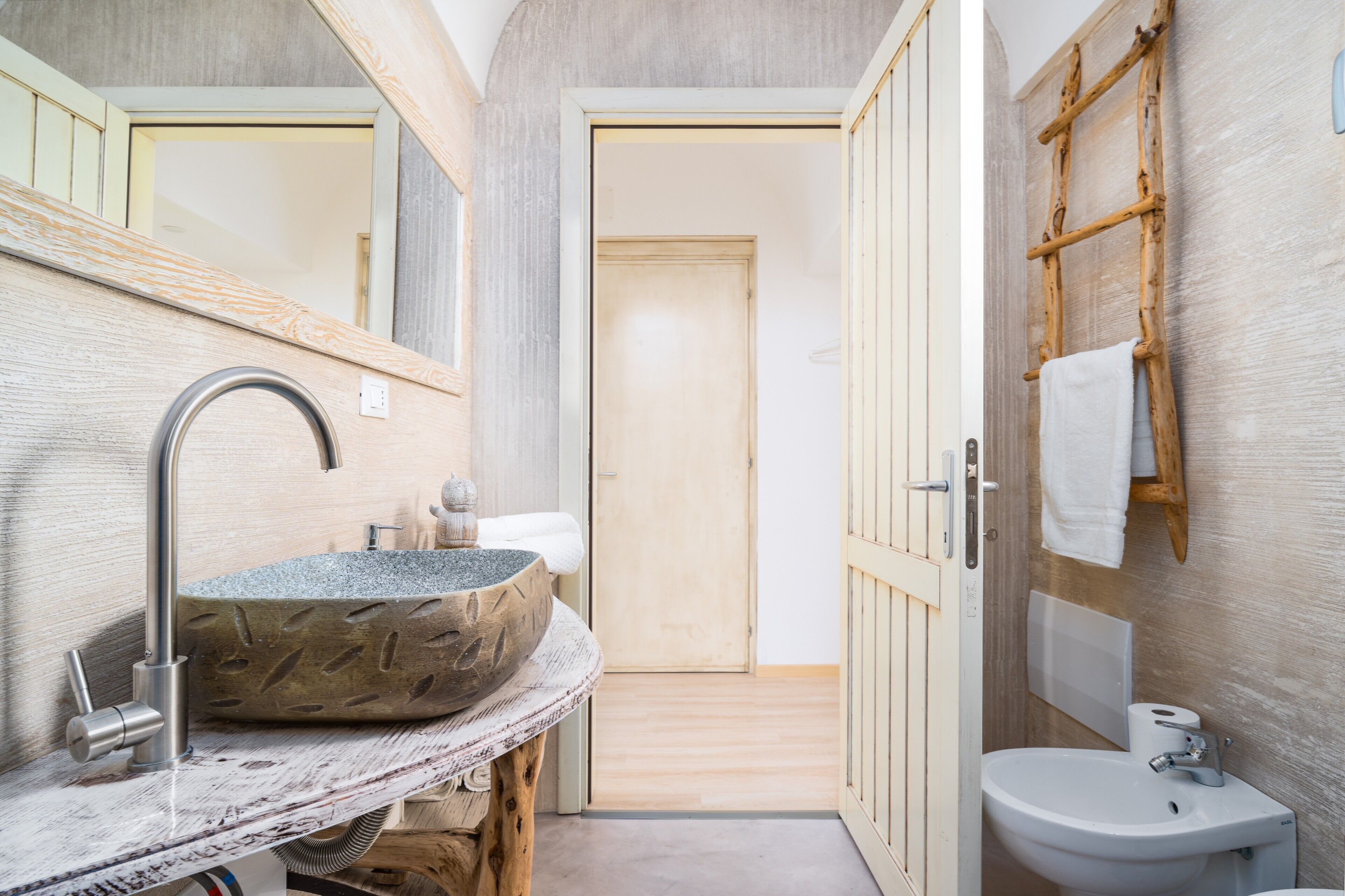 Douche, sèche-cheveux, serviettes fournies