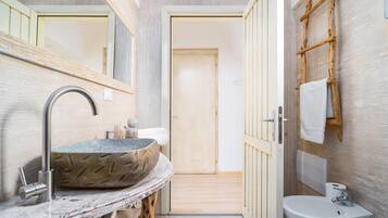 Doccia, asciugacapelli, asciugamani