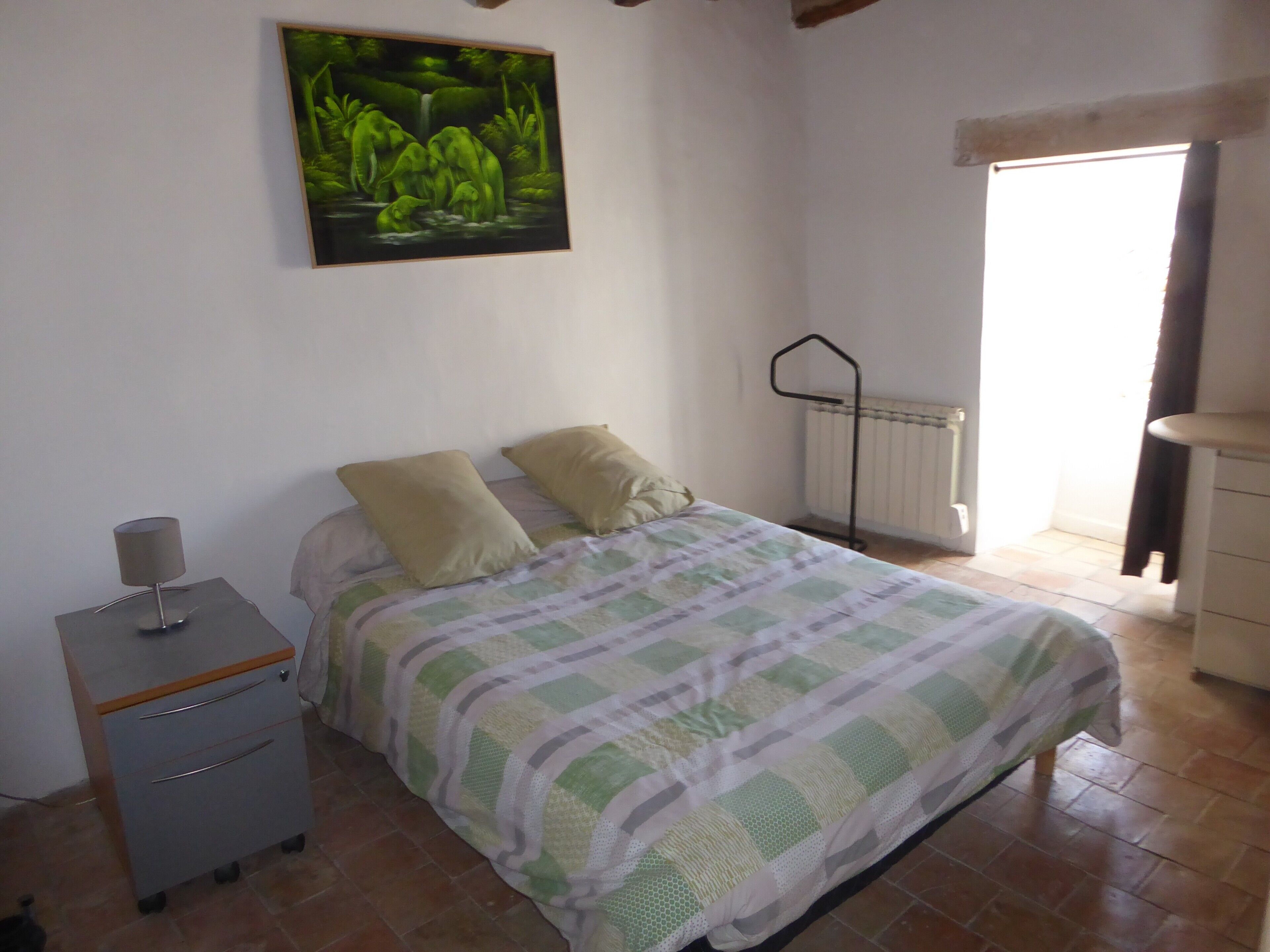4 habitaciones, tabla de planchar con plancha y ropa de cama 