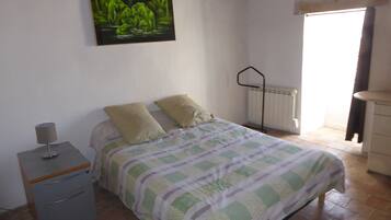 4 habitaciones, tabla de planchar con plancha y ropa de cama