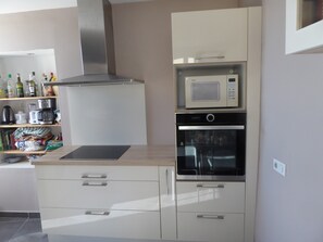 Kjøleskap, mikrobølgeovn, ovn og kokeplater