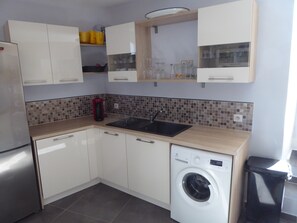 Kjøleskap, mikrobølgeovn, ovn og kokeplater