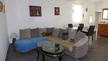 Een televisie en een stereo