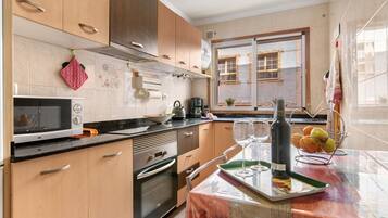 Coffee/tea maker, fridge, microwave, oven
