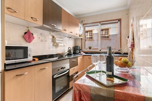 Kühlschrank, Mikrowelle, Ofen, Herdplatte