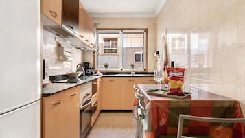 Coffee/tea maker, fridge, microwave, oven